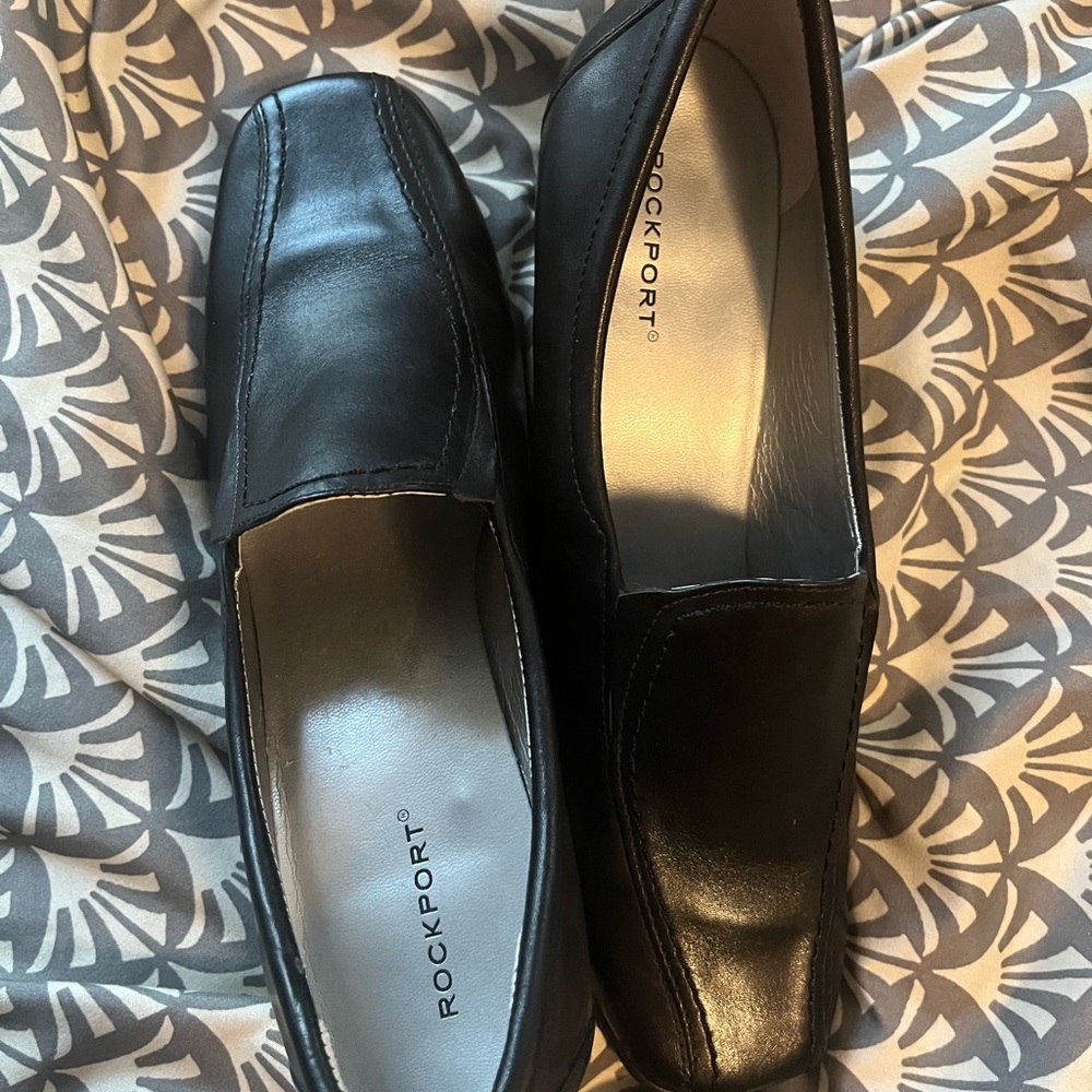 Size 8.5 black dress shoe Rockports woman